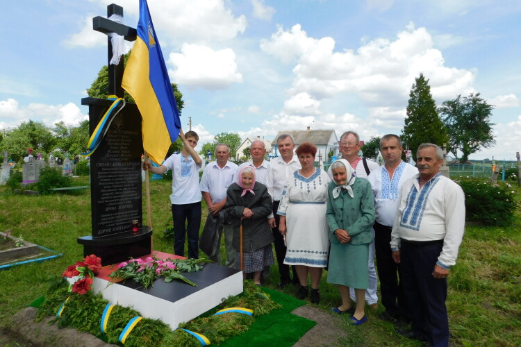 На Горохівщині троє друзів встановили пам’ятник воїнам УПА