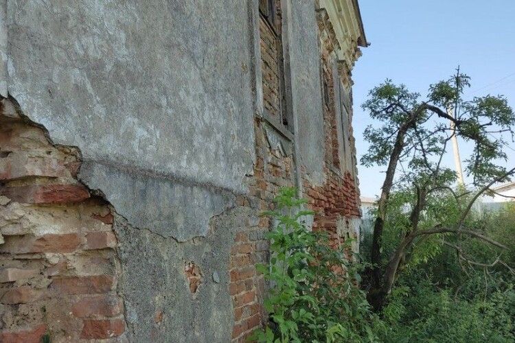 На Горохівщині руйнується приміщення колишньої митниці (Фото)