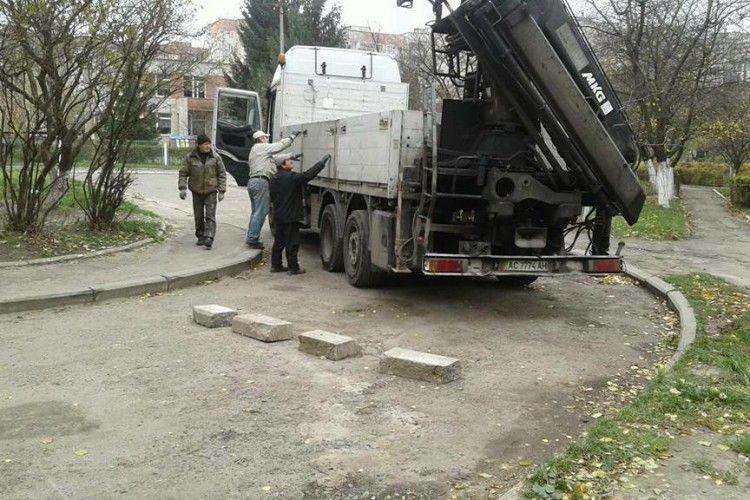 Муніципальна варта Луцька демонтувала самовільні обмежувачі руху