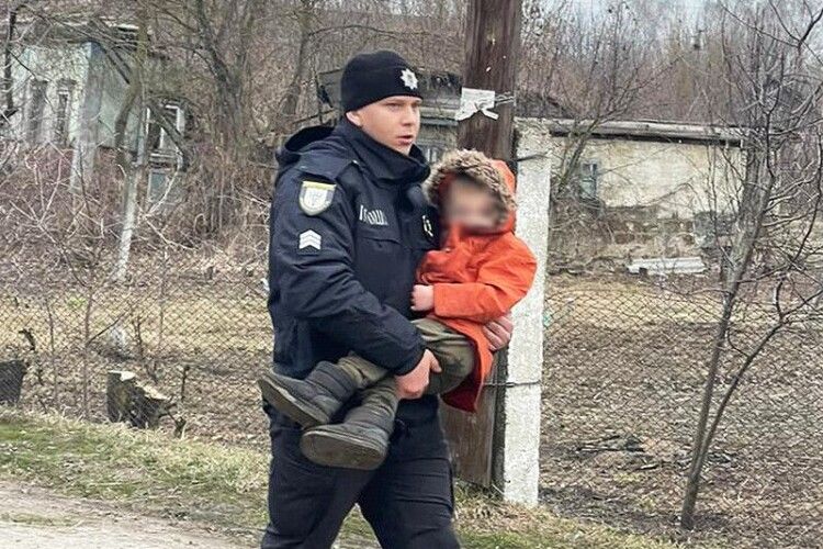 Шукали всю ніч: поліцейські Чернігівської області знайшли неушкодженим зниклого трирічного хлопчика