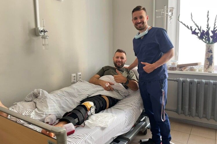 Пораненого на фронті екснардепа Парасюка успішно прооперували