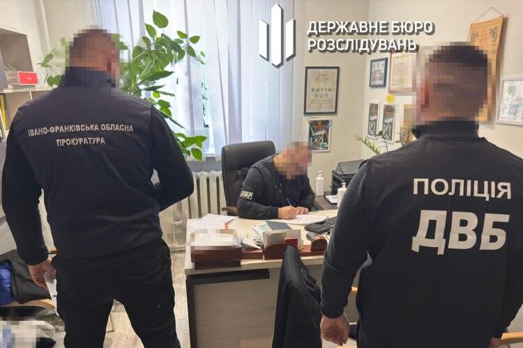 Привласнив «гроші за смерть»: на Івано-Франківщині посадовець поліції обікрав батька загиблої захисниці