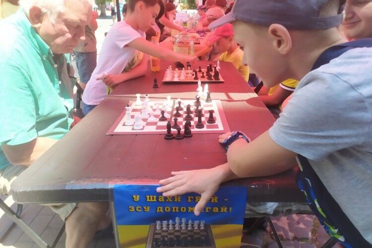 У Луцьку шахісти, шашисти й доміношники дружно збирають кошти для ЗСУ (Фото)