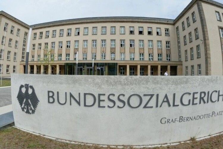 Як неснідання допомогло жителю Німеччині відсудити компенсацію за травму: при роботі вдома він впав по дорозі від ліжка до комп'ютера