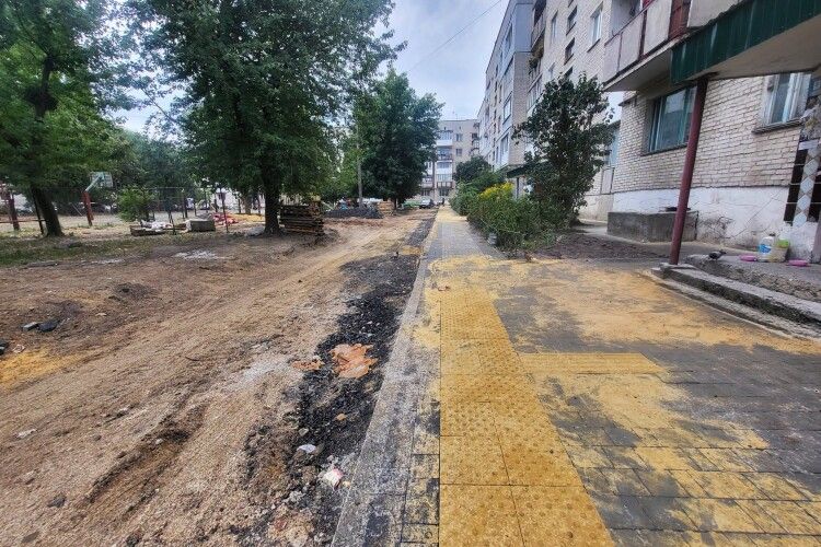 У місті на Волині взялися за проблемні двори: де вже кипить робота