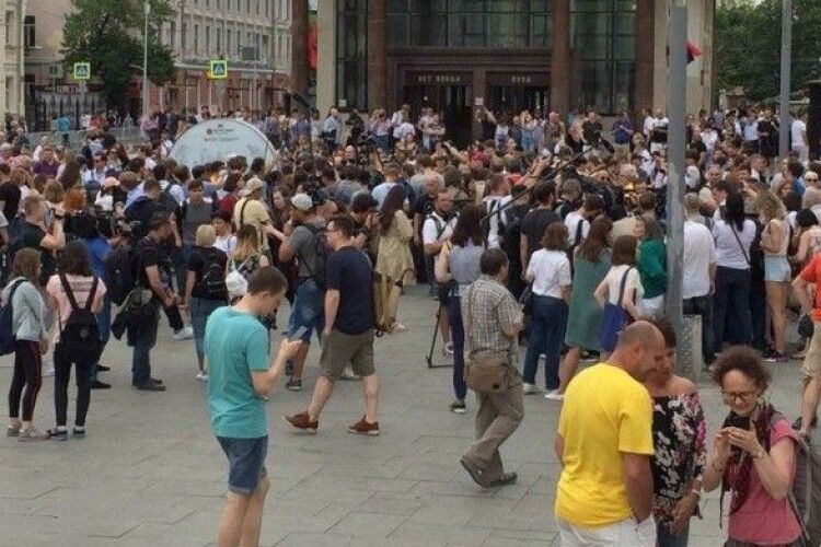 На мітингу в Москві затримали понад 200 осіб