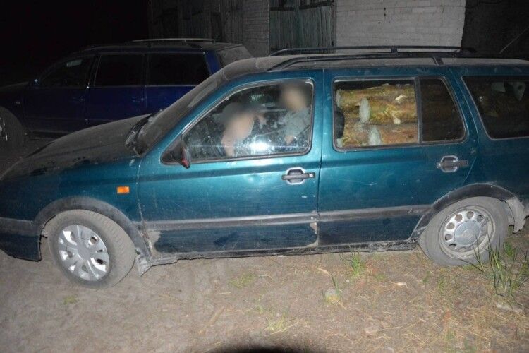 Поліція затримала трьох волинян, які незаконно нарізали машину дров (Фото) 