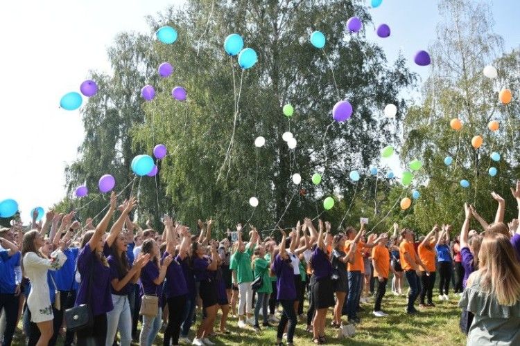 Першокурсників у Луцькому національному технічному університеті зустріли хлібом-сіллю