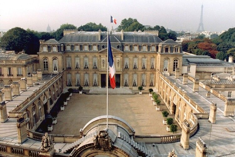 Скандал у Франції: під час вечірки в Єлисейському палаці зґвалтували жінку-військову 