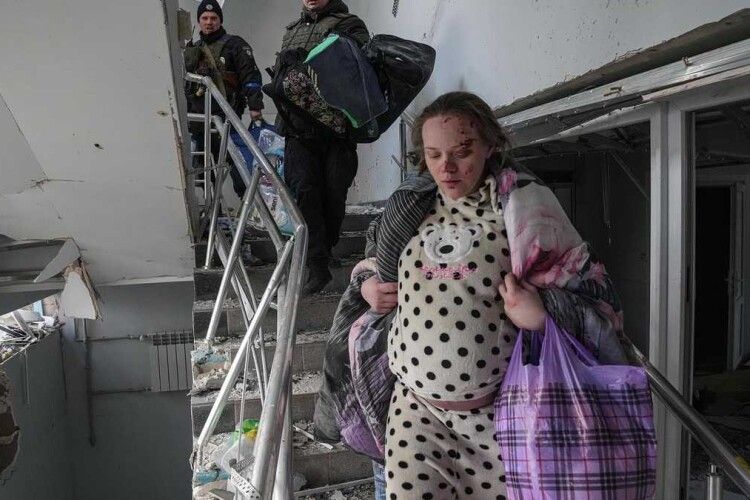 «Загиблих ховають у братських могилах, люди п'ють із калюж»: як нині виживає Маріуполь (Фото 18+)