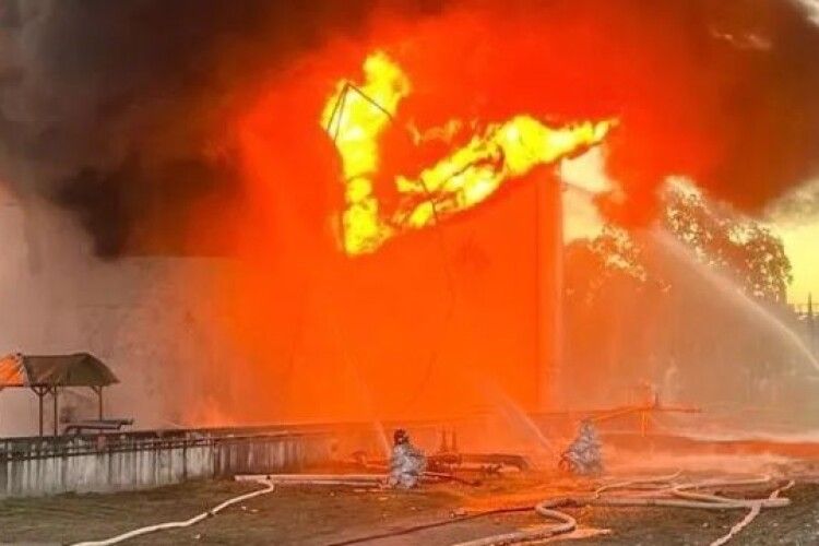 У Сочі спалахнув резервуар із паливом поблизу аеропорту