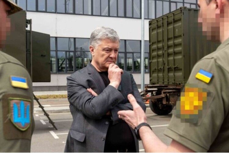 Порошенко передав техніку морпіхам та бійцям президентської бригади, які воюють на Сході