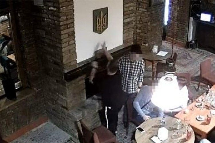 Польського студента, який спалив у каміні тризуб, видворили з України