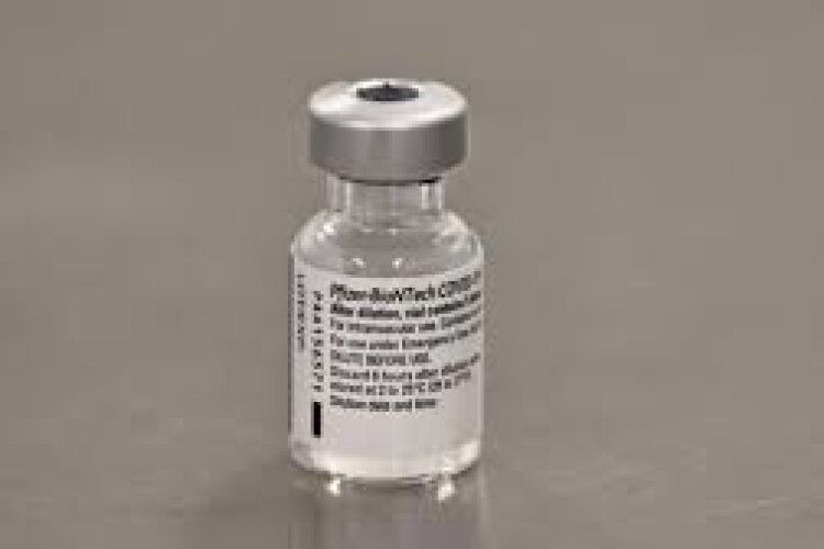 Жінці помилково вкололи шість доз вакцини від коронавірусу: відомо про її стан