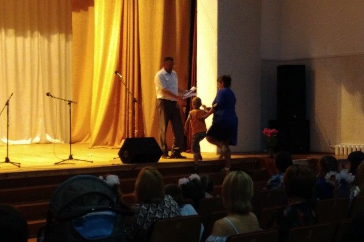 На Старовижівщині сім’ям, в яких виховуються діти з особливими потребами вручили матеріальну допомогу 