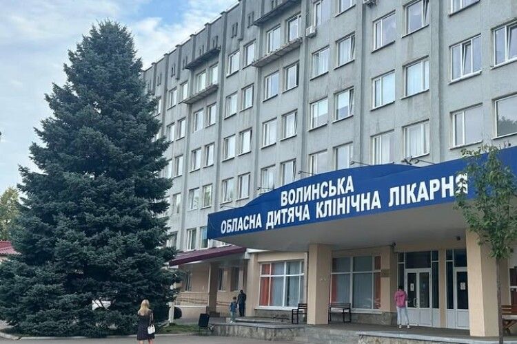 Історія довжиною у 40 років: біля дитячої лікарні у Луцьку зріжуть ялину (Відео)