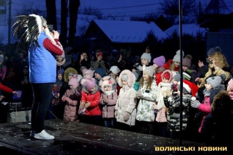 У мікрорайоні Луцька засвітили свою головну ялинку (Фото)