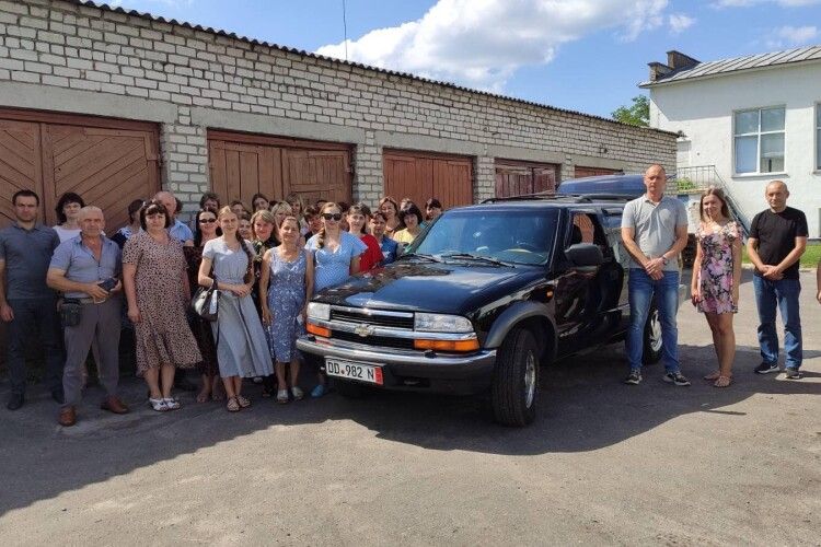 Працівники селищної ради на Волині купили машину для військових 