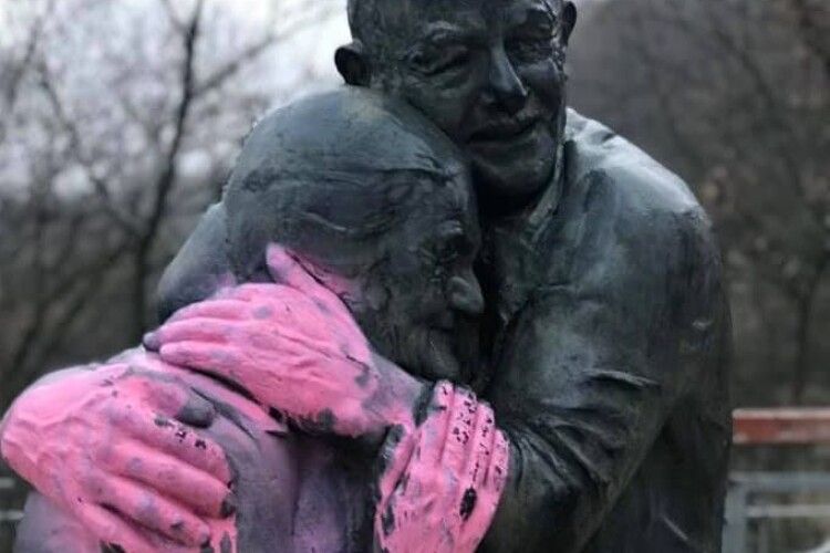Дикунство: невідомі облили фарбою скульптуру «Історія кохання» біля Мосту закоханих у Києві