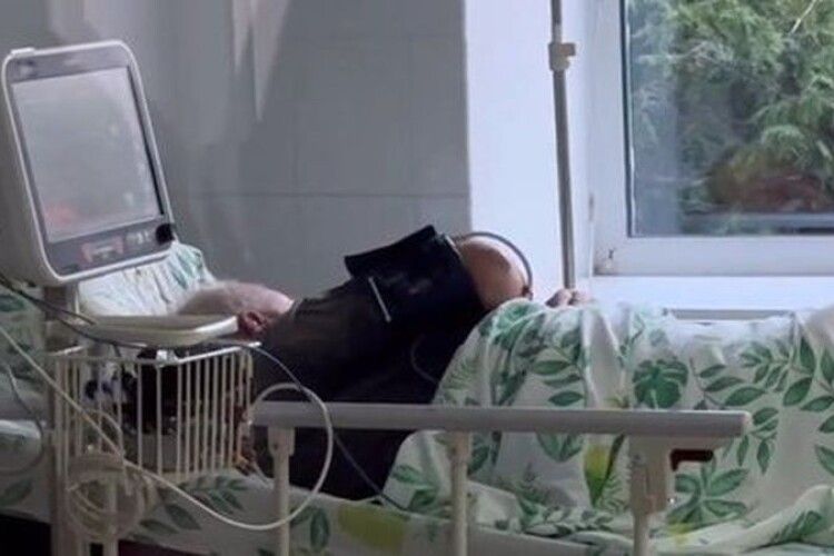 Стан пацієнта є загрозливим для життя: постраждалого у Нововолинську комунальника перевезли до лікарні в Луцьку