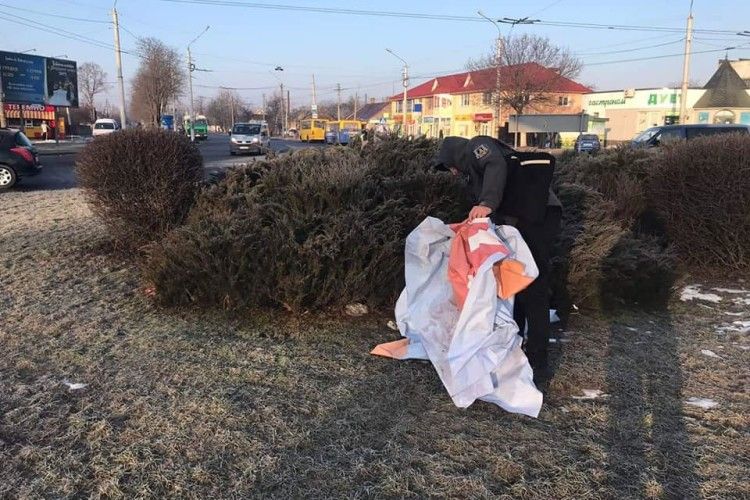 За рекламними операторами довелося прибирати... муніципалам (Фото)