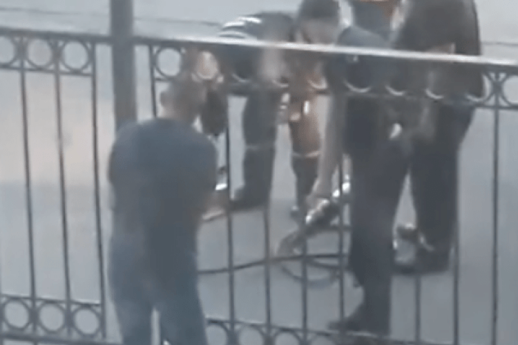 На залізничному вокзалі у Ніжині пасажир застряг головою у металевому паркані