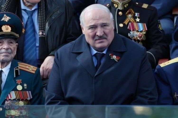 Лукашенко повертався з параду «побєдобєсія» під крапельницею