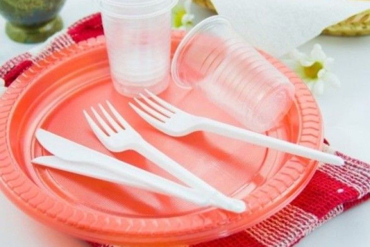 У Європі заборонять пластиковий посуд