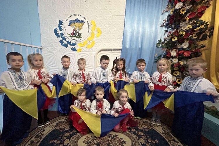 Захисники 128-ї окремої гірсько-штурмової Закарпатської бригади передали прапор України для волинських дітлахів (Фото)