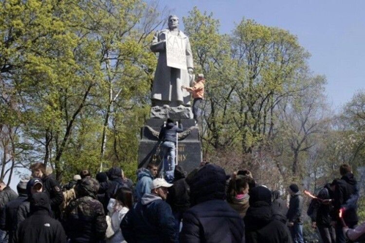 Новий голова Інституту нацпам'яті відмовився декомунізувати пам'ятник Ватутіну у Києві