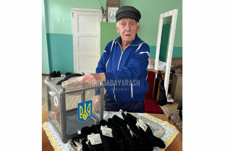 Збирав з пенсії: дідусь з Рівненщини передав для ЗСУ 10 тисяч гривень