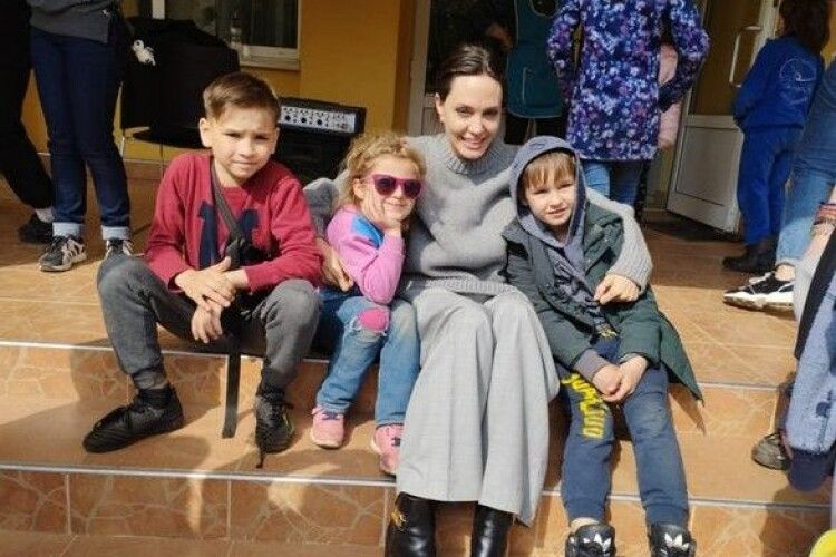 Акторка Анджеліна Джолі відвідала школу-інтернат на Львівщині