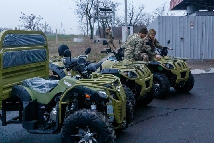 Порошенко привіз морпіхам на Південь FPV-дрони і квадроцикли для евакуації поранених