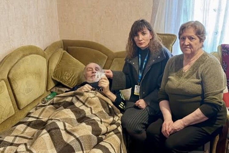 На Волині 68-річному хірургу оформили паспорт на дому через стан здоров’я