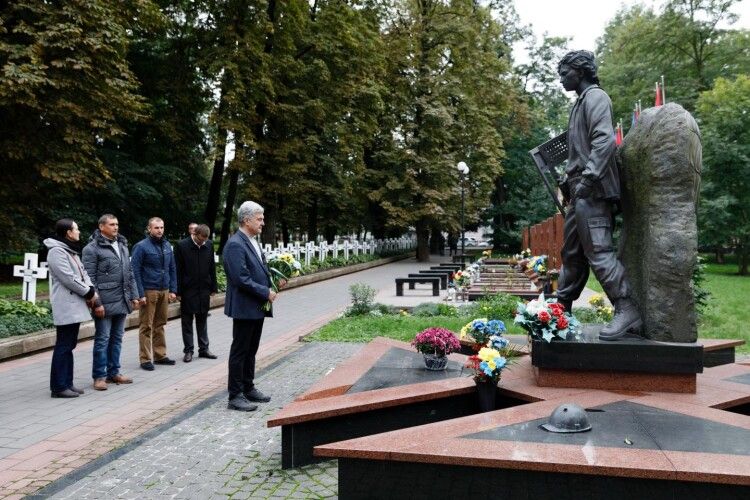 Порошенко в Івано-Франківську вшанував памʼять Героя Небесної Сотні Романа Гурика