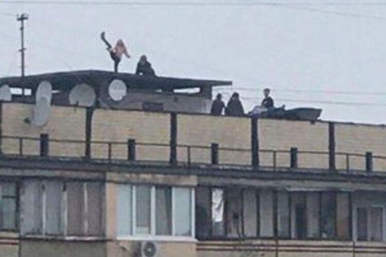 Крім поліції, ніхто не зміг зняти підлітків з даху