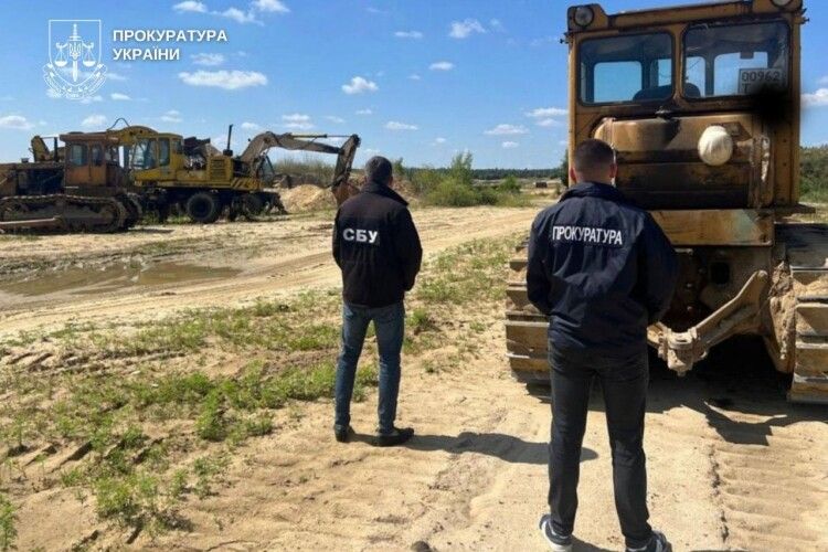 Підлеглі та бухгалтер у долі: на Волині судять «банду», що продавала пісок повз касу