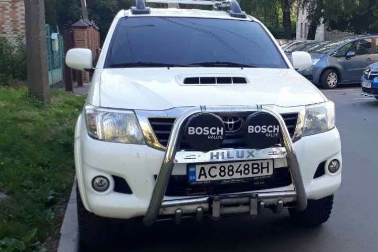 Через власника елітного автомобіля комунальники не можуть вивезти сміття з двору