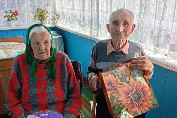У громаді на Волині привітали подружжя довгожителів