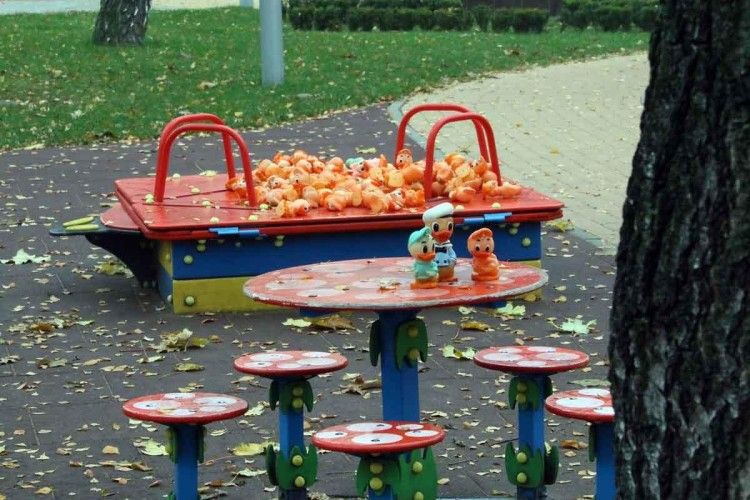 Уночі Вінницю атакувала тисяча гумових каченят, кошенят та цуциків (відео)