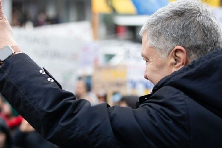 Порошенко біля Апеляційного суду закликав усі демократичні сили об’єднатися заради захисту України