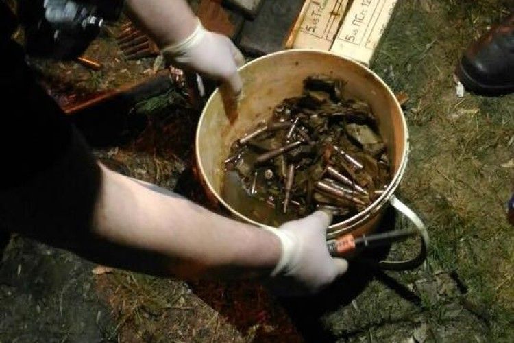 У Києві на Трухановому острові виявлено схрон з вибухівкою та боєприпасами