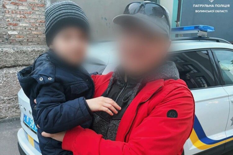 На самокаті серед дороги: у місті на Волині патрульні шукали родину маленького «втікача»