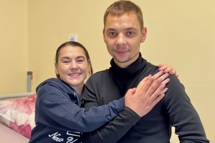 Аби врятувати старшу важкохвору сестру, брат віддав їй свою нирку!
