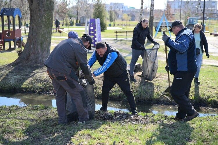 Прибрали парк та береги річки: в райцентрі на Волині відбулась толока