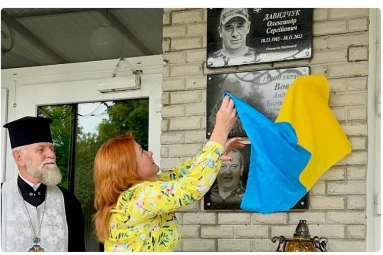 Волинянин повернувся в рідну школу на мармуровій плиті