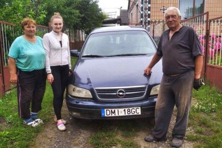 Сім’я з Волині подарувала автівку ЗСУ