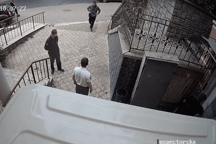 У Луцьку молодик з газовим балончиком напав на муніципалів (Відео)