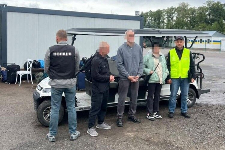 Під вартою до самого кордону: з Волині примусово видворили трьох іноземців-порушників