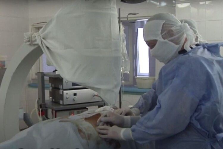 Волинські хірурги видалили камінь з нирки за 12 хвилин (Відео)